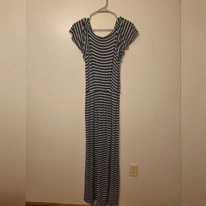 Bobeau MATERNITY dress. Navy blue and white strips. Size medium LOT-J